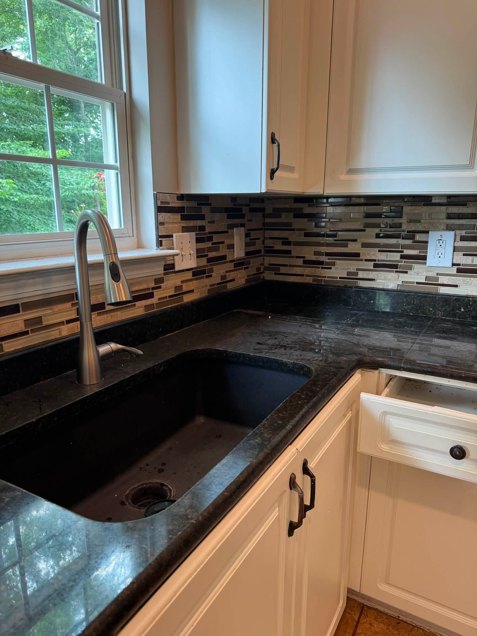 Kitchen countertop before cleaning